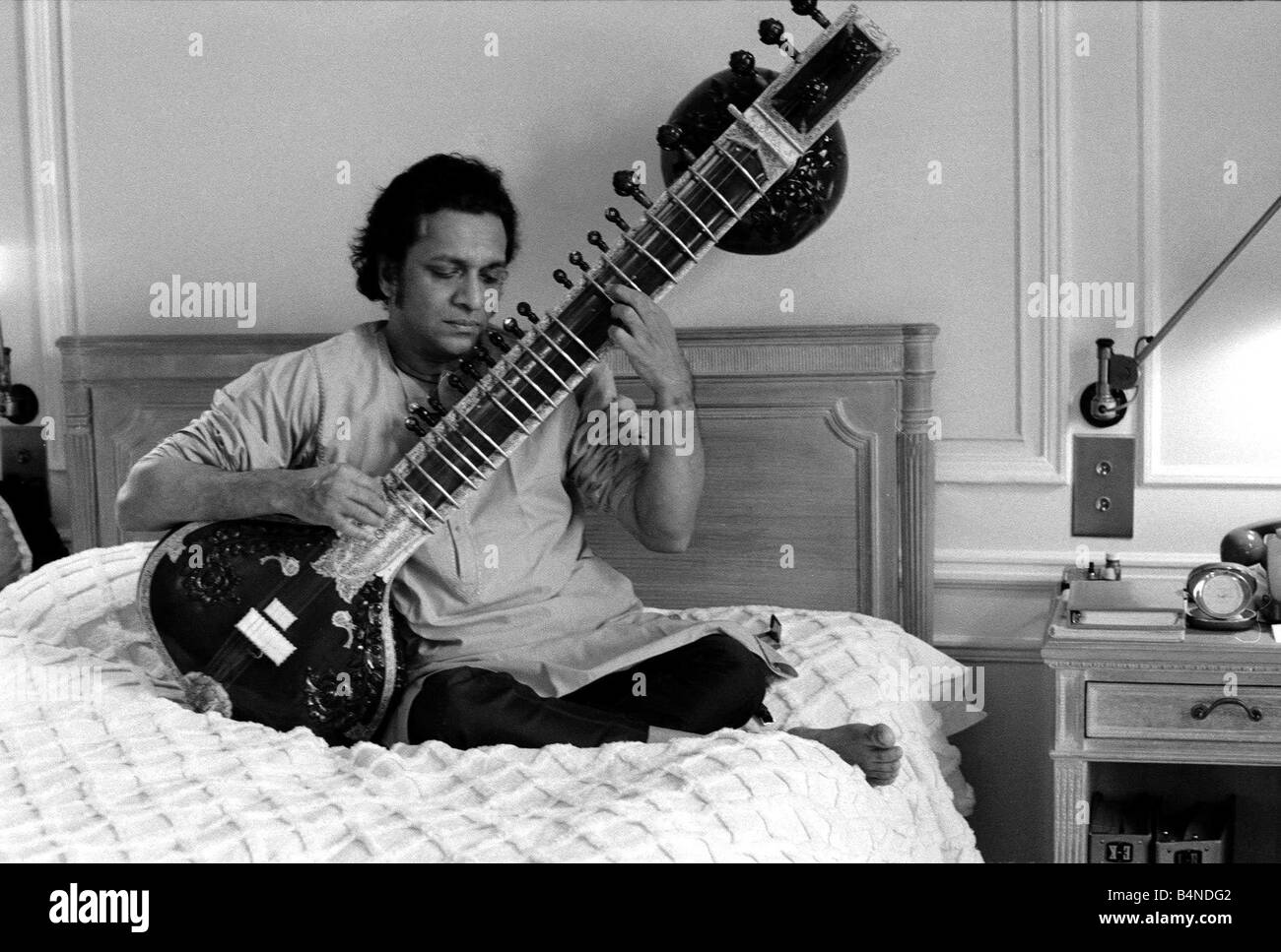 Ravi Shankar à jouer du sitar dans sa suite à l'Hôtel Savoy, Octobre 1969 Banque D'Images