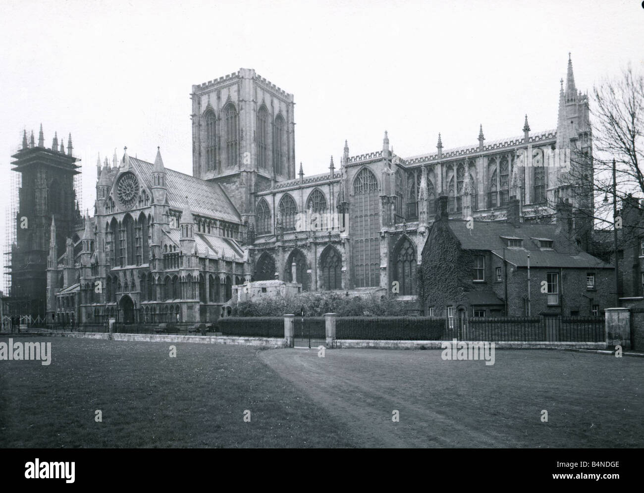 Une vue générale de la cathédrale de York York en Angleterre dans le quartier Gothique cathédrale de York contient des vitraux médiévaux le croisillon sud a été gravement endommagé par un incendie 1984 mais a été restauré vers 1970 Banque D'Images