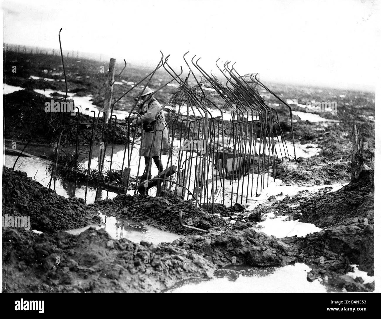 World War One cintres pour l'Allemand comprimé fort Janvier 1918 cratères remplis de pluie où l'ennemi avait prévu de construire un Banque D'Images