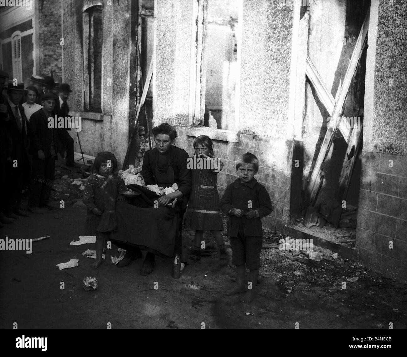 Veuve et deux enfants à l'extérieur de la maison en ruine à Melle une triste mais malheureusement scène commune au cours de la Grande Guerre la femme a perdu son mari au cours de combats dans la ville de Melle en Belgique La Belgique La Russie et la France ont tous subi des pertes civiles comme la plupart des combats s'y concentrait des villes comme Melle Mons et Ypres ont été détruits par les combats ces habitants qui ont survécu ont eu d'autre choix que de devenir des réfugiés Banque D'Images