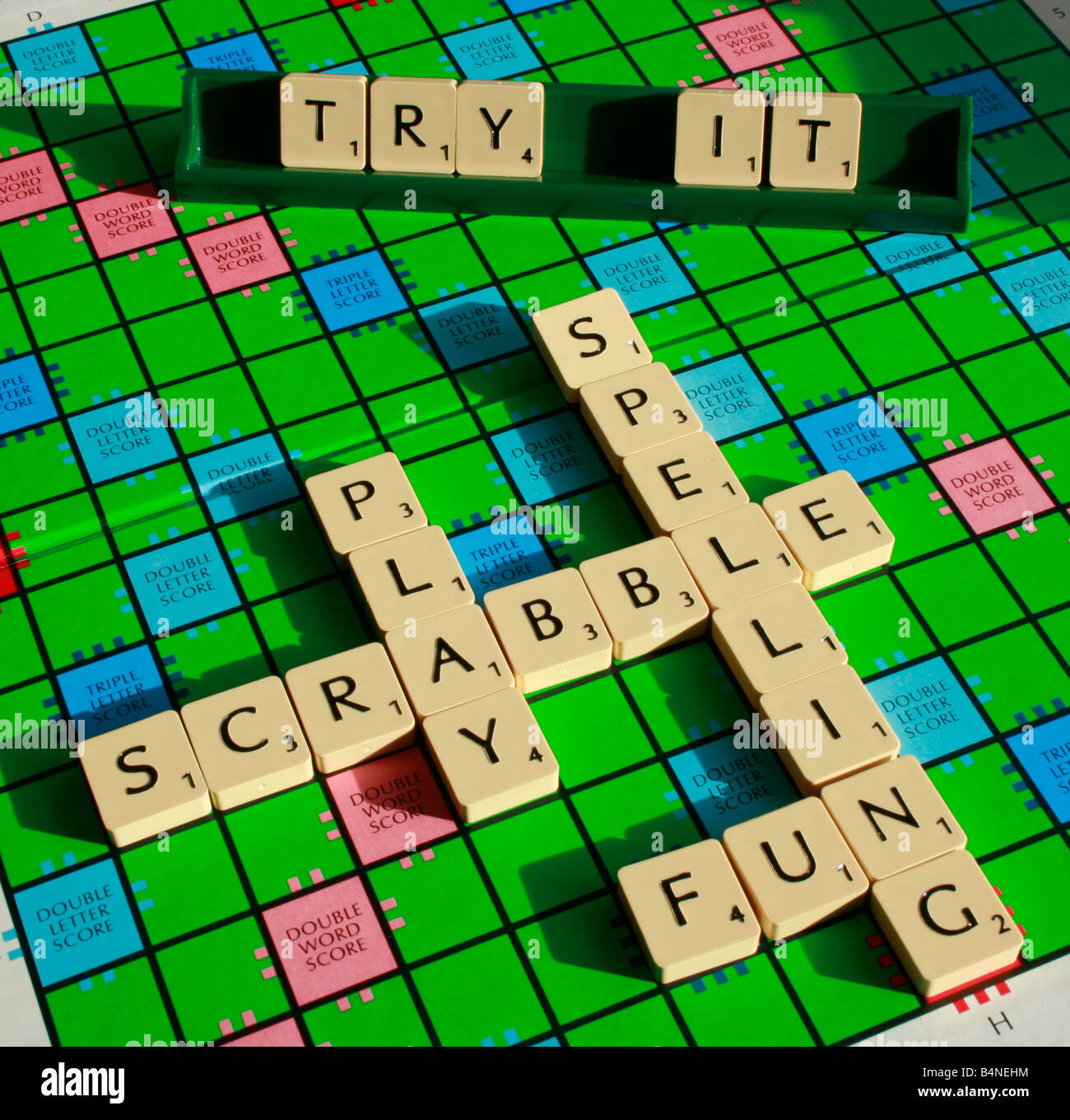 Un gros plan d'une partie de Scrabble, vous invitant à jouer et améliorer votre orthographe d'une façon amusante ! Banque D'Images