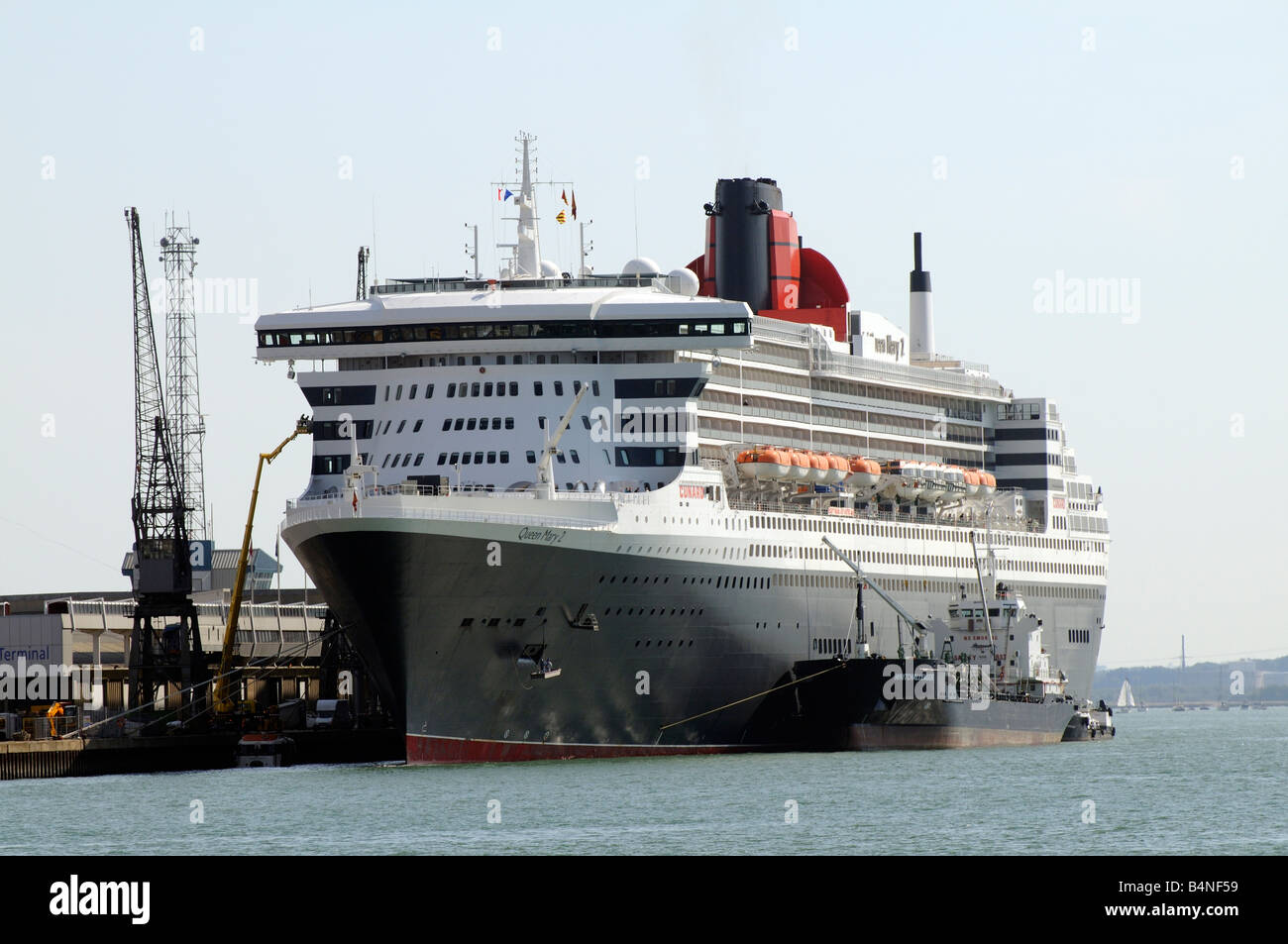 Port de Southampton England UK Queen Mary 2 MV et une Whitchallenger soutage carburant aux côtés du navire Banque D'Images