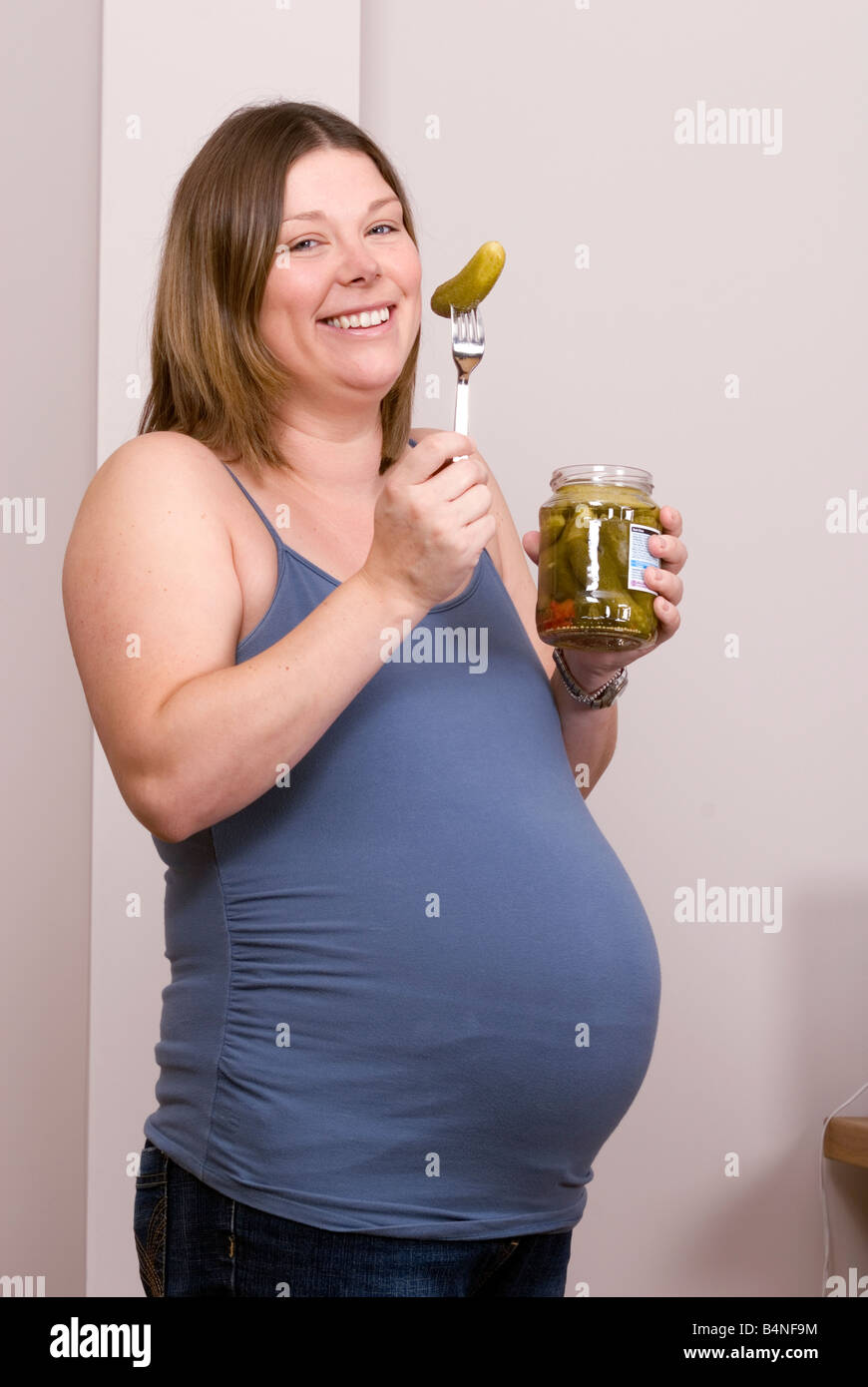 Une femme enceinte mange un cornichon Photo Stock - Alamy