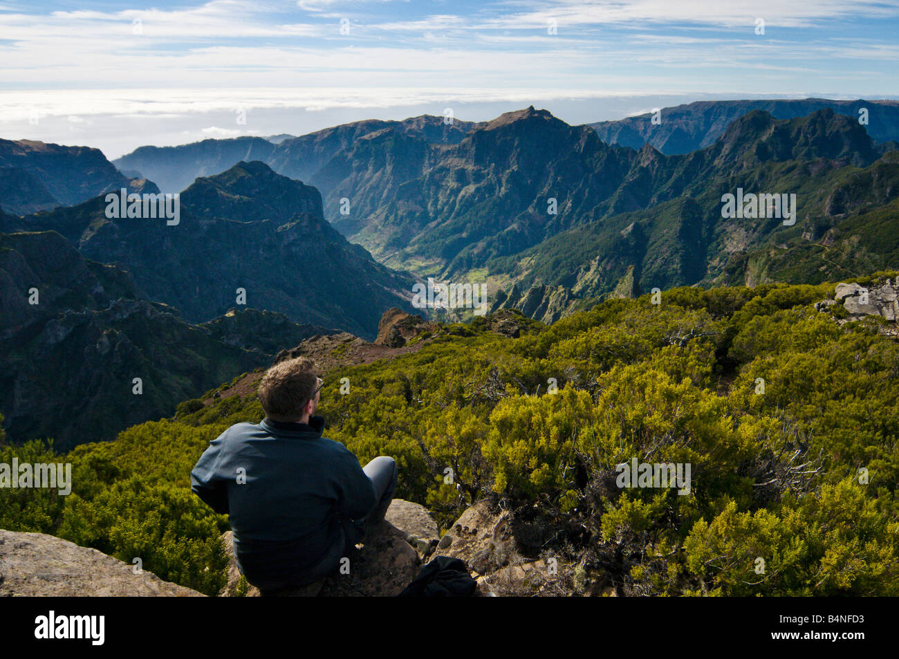 Sondages Walker la vue de Pico Ruivo Madère s plus haut sommet avec Curral das Freiras loin ci-dessous Banque D'Images