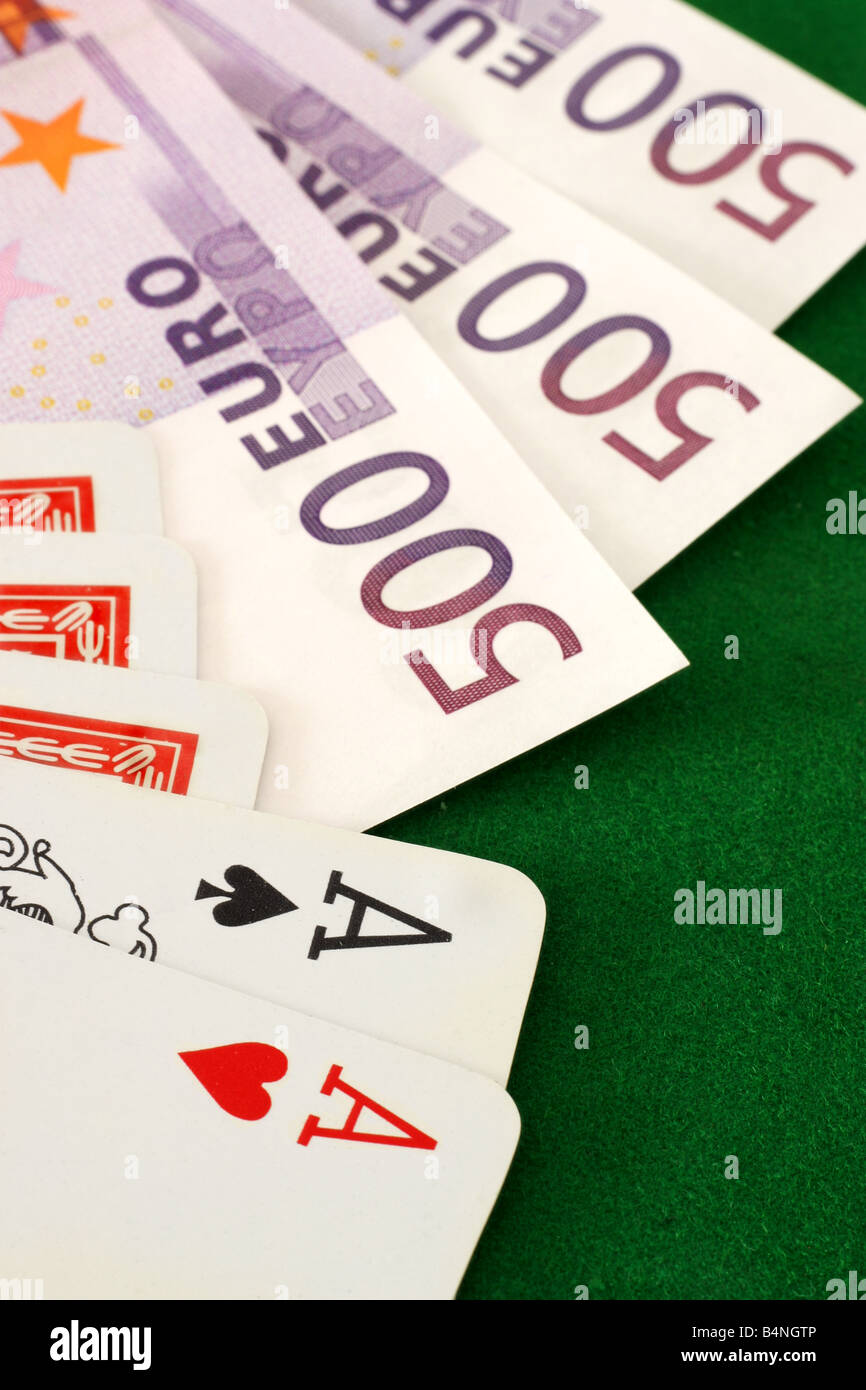 Une main de poker avec une paire d'ace et 1 500 euros en espèces quelque chose de jouer avec peut-être Banque D'Images