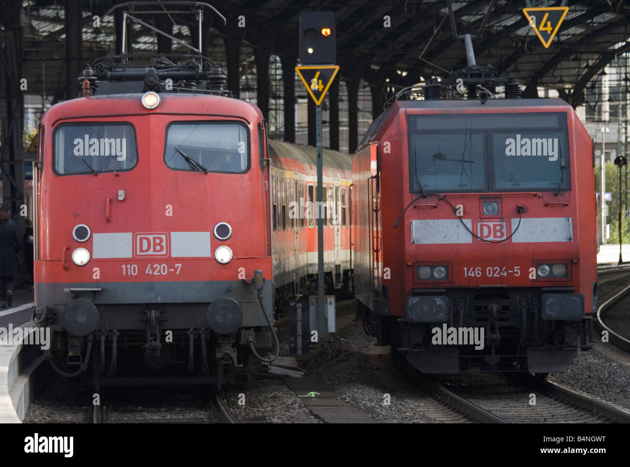 Deux locomotives électriques allemandes du Deutsche Bahn côte à côte à ...