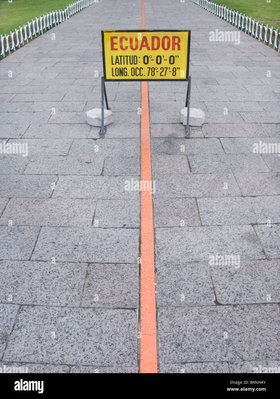 La ligne de l'Équateur Équateur QUITO D'Aequator SA Äquator lié aux frontières ligne frontière Quito Équateur capitale, ville, à l'extérieur, de l'Amérique du Sud, Banque D'Images La ligne de l'Équateur Équateur QUITO D'Aequator SA Äquator lié aux frontières ligne frontière Quito Équateur capitale, ville, à l'extérieur, de l'Amérique du Sud, Banque D'Images