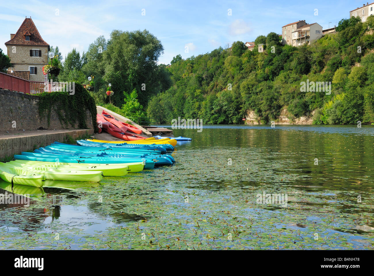 Canoës et kayaks sur la rivière Lot à Puy l'Eveque, Midi Pyrénées, France Banque D'Images
