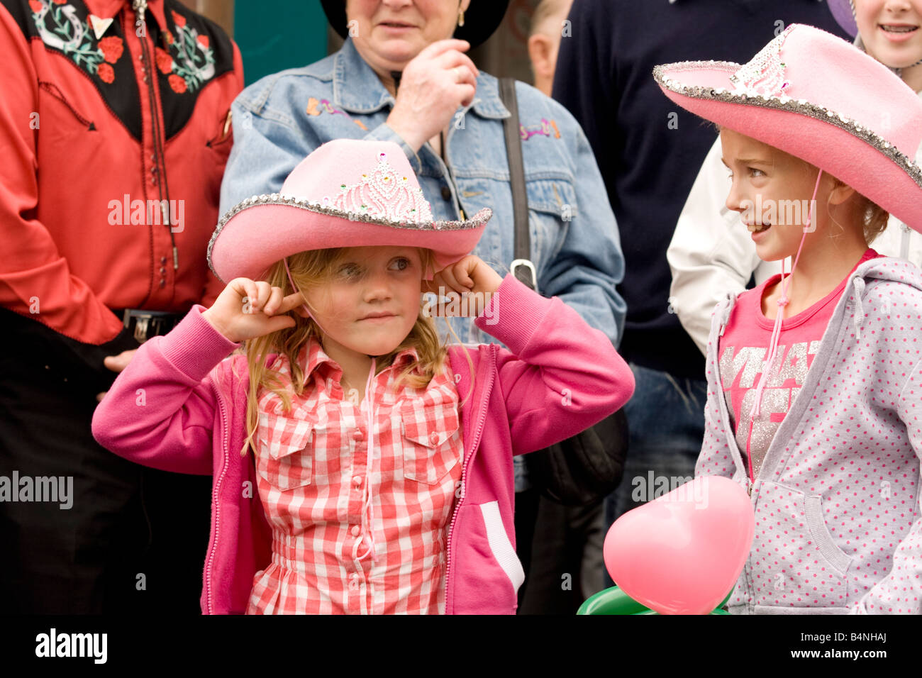 Creetown Country Music Festival Shoot Off jeune fille avec les doigts dans les oreilles de la protection de l'oreille de bang pistolets en concurrence tirage le plus rapide Banque D'Images