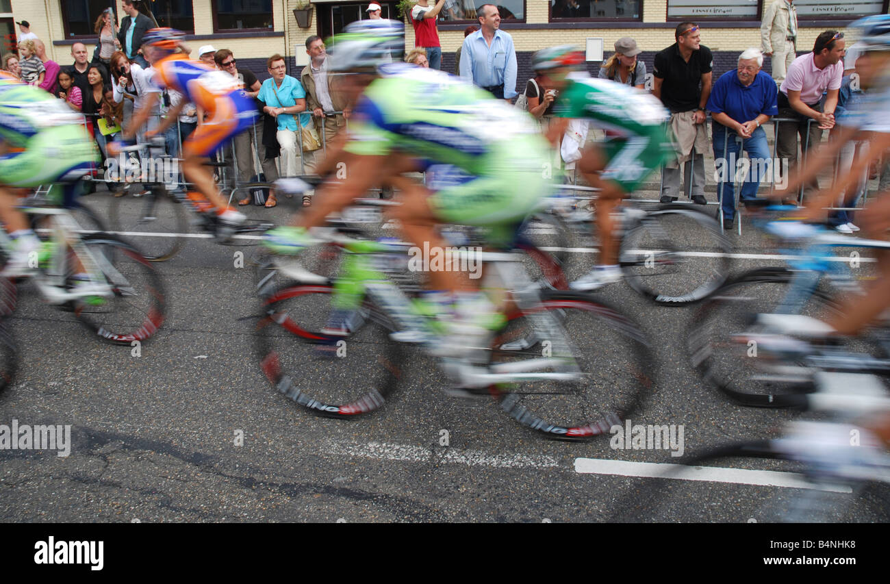 Les cyclistes passant dans l'ENECO Tour de Hollande 2008 Banque D'Images