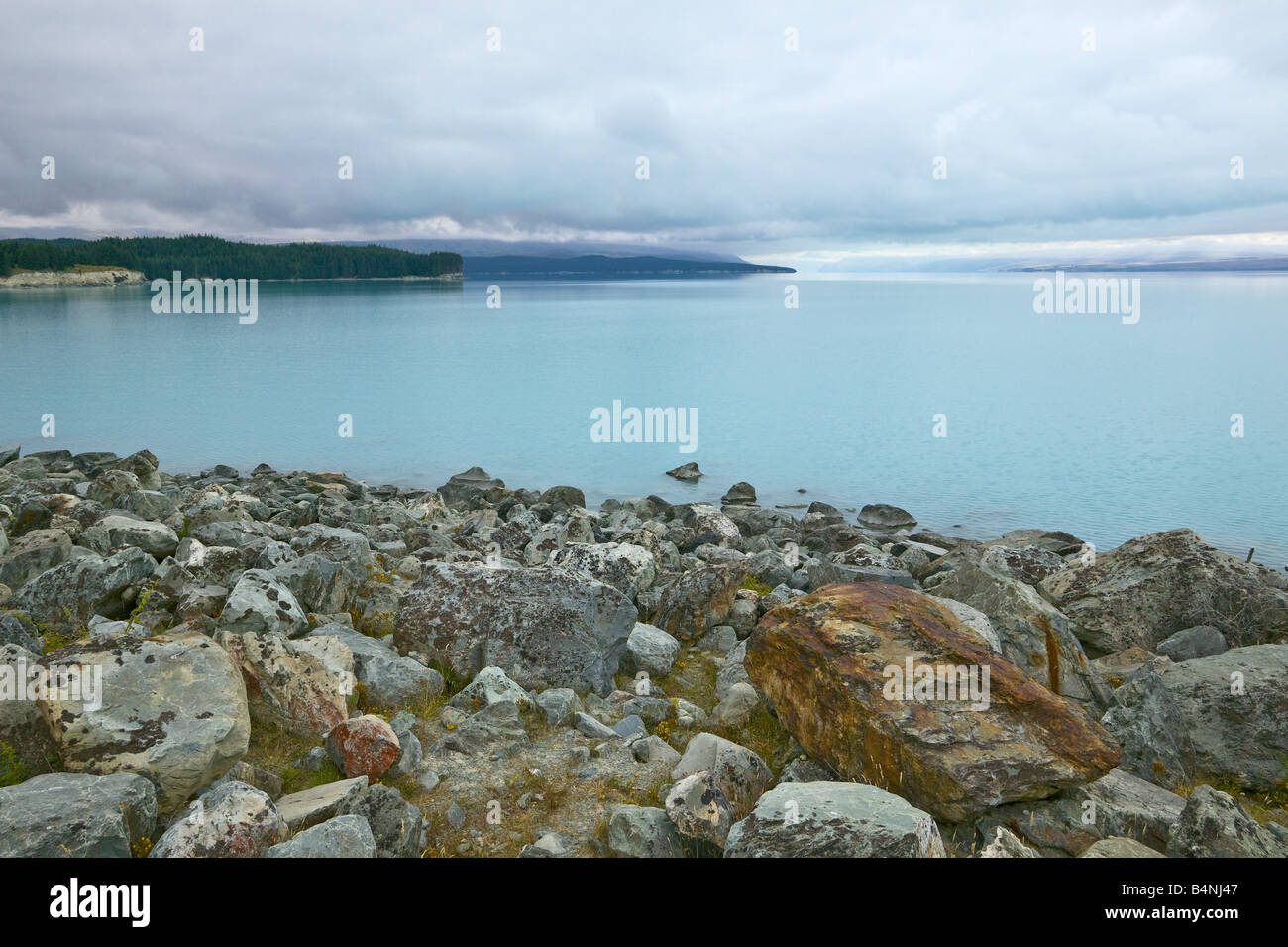 Vue sur le Lac Pukaki de près le centre de visiteurs, île du Sud, Nouvelle-Zélande Banque D'Images