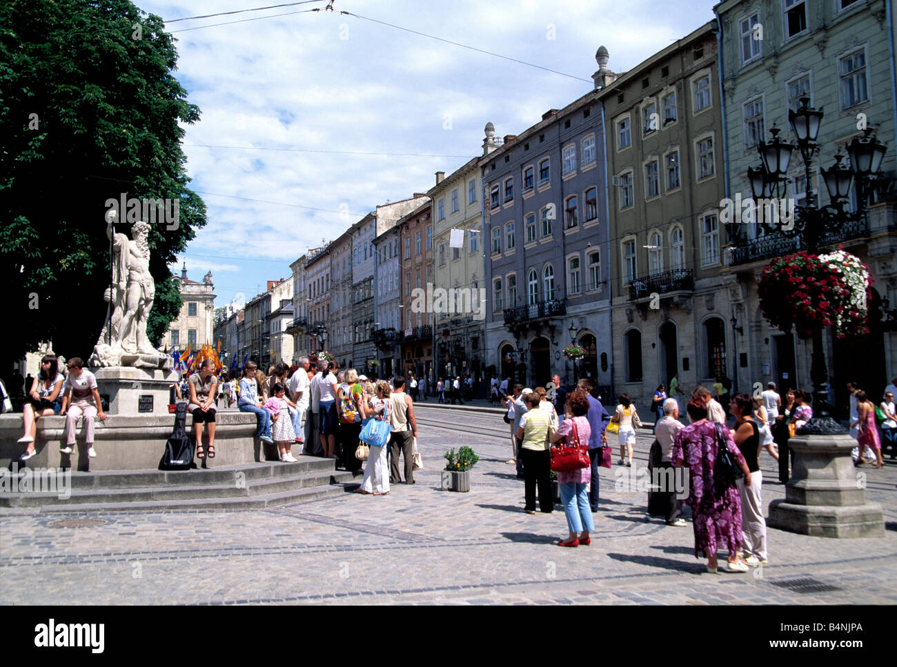 Les gens en fontaine de Neptune dans Ploshka Rynok Square sur la rue Krakivska à Lvov, Ukraine occidentale Banque D'Images