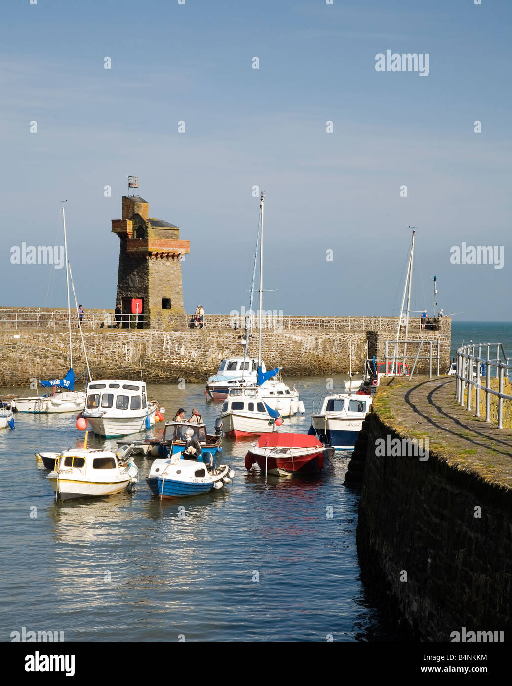 Le port pittoresque de Lynmouth Devon avec le tour rhénane sur le quai ouest Banque D'Images