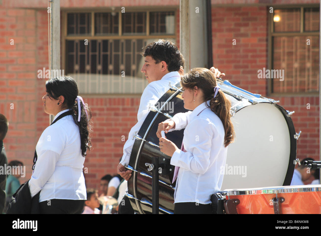 Les jeunes musiciens de brass band d'un étudiant avec une grosse caisse lors d'un concours. Paipa, Boyacá, Colombie, Amérique du Sud Banque D'Images