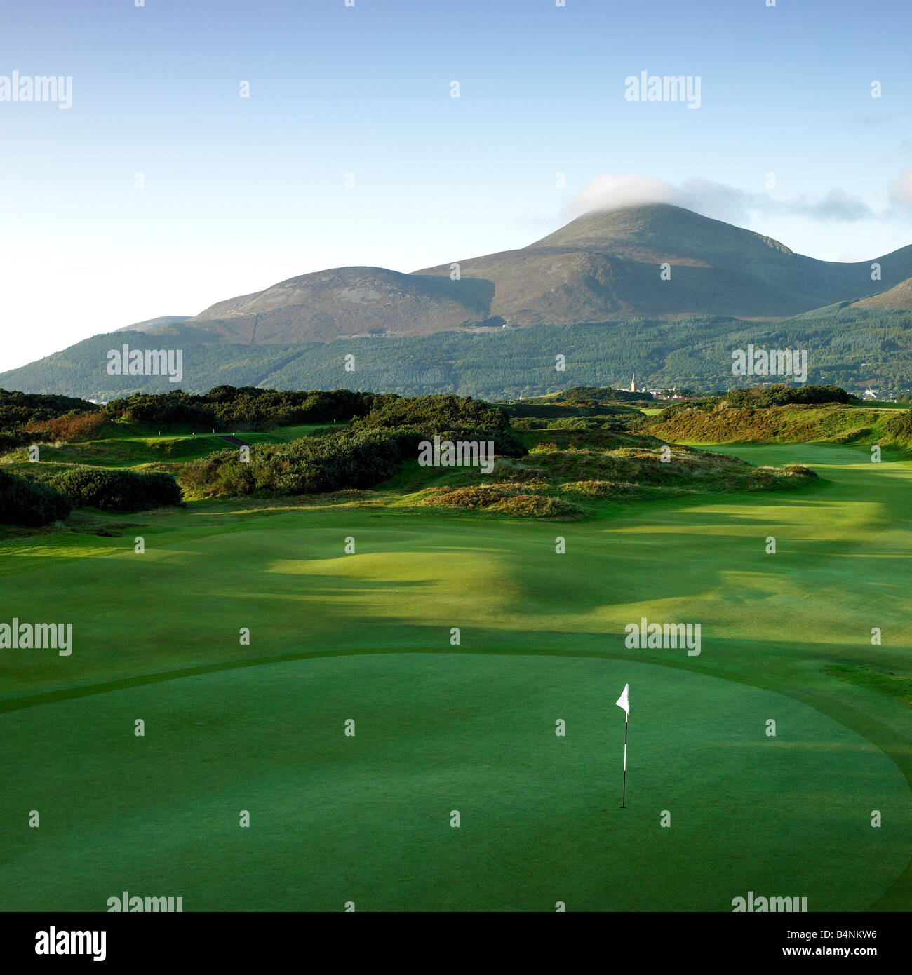 Royal County Down Golf Club Newcastle Irlande du Nord avec les montagnes de Mourne en arrière-plan Banque D'Images