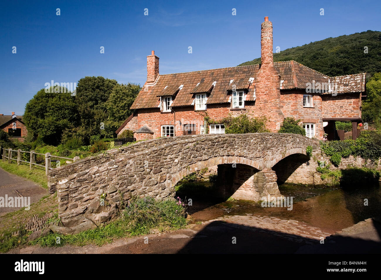 Pack 15 pittoresque pont cheval qui enjambe le ruisseau Aller à Allerford Exmoor National Park dans le Nord du Devon Banque D'Images