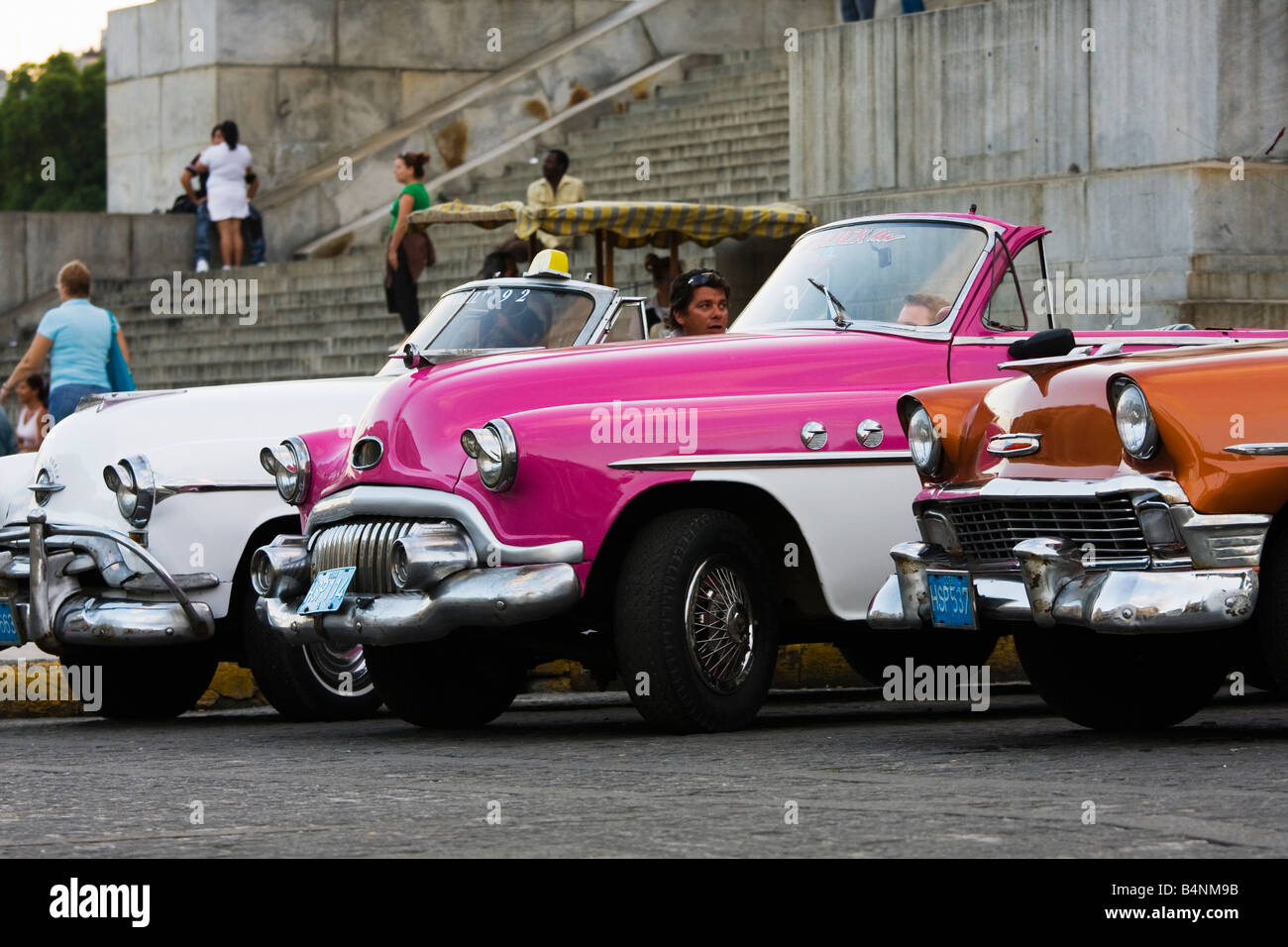 American Vintage taxis à Paseo del Prado, à La Havane, Cuba Banque D'Images