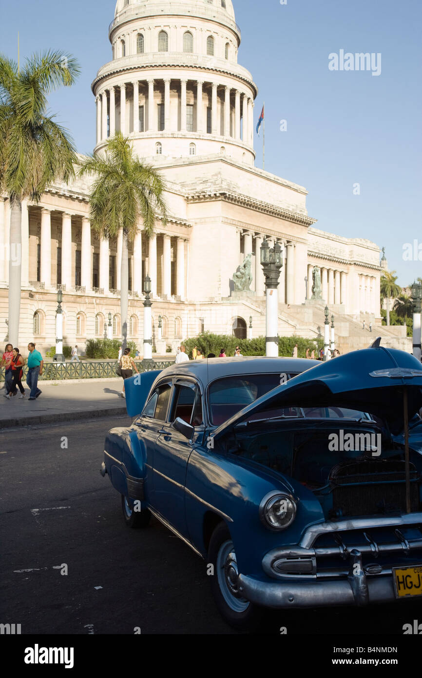 Vintage voitures américaines avec El Capitolio en arrière-plan Banque D'Images