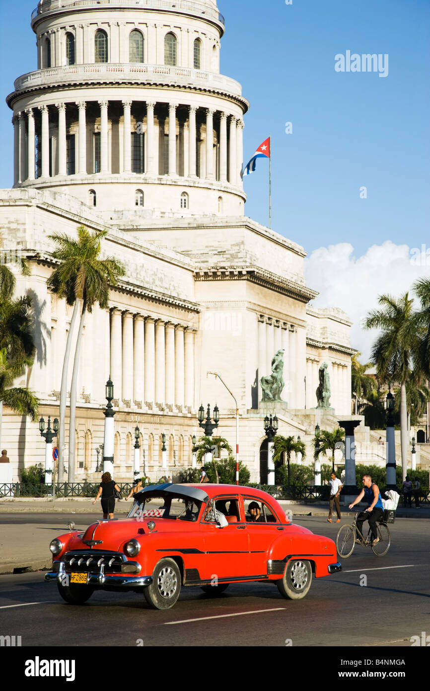 Vintage voitures américaines avec El Capitolio en arrière-plan Banque D'Images