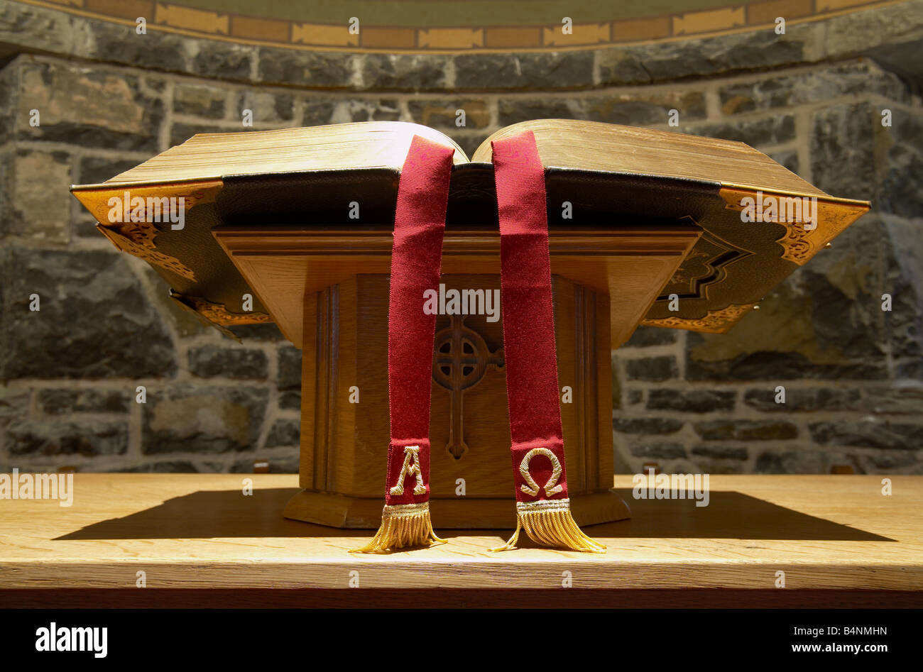 Close up de la sainte bible sur un stand sur l'autel d'une petite église rurale avec alpha omega Ajouter aux favoris tassles de velours Banque D'Images