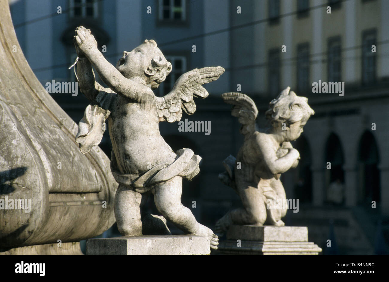 Des statues d'anges à Dreifaltigkeitssaule Amsterdamscheveldlaan Trinity Colonne à Linz en Haute-autriche Autriche Banque D'Images