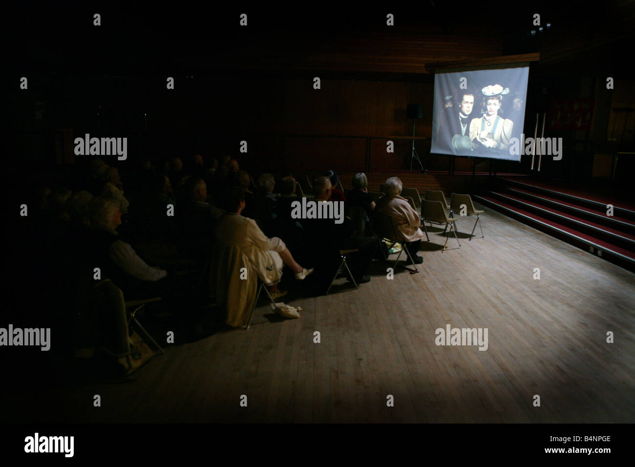 Les retraités âgées regarder des films classiques à Emmanuel Church Salford. Banque D'Images