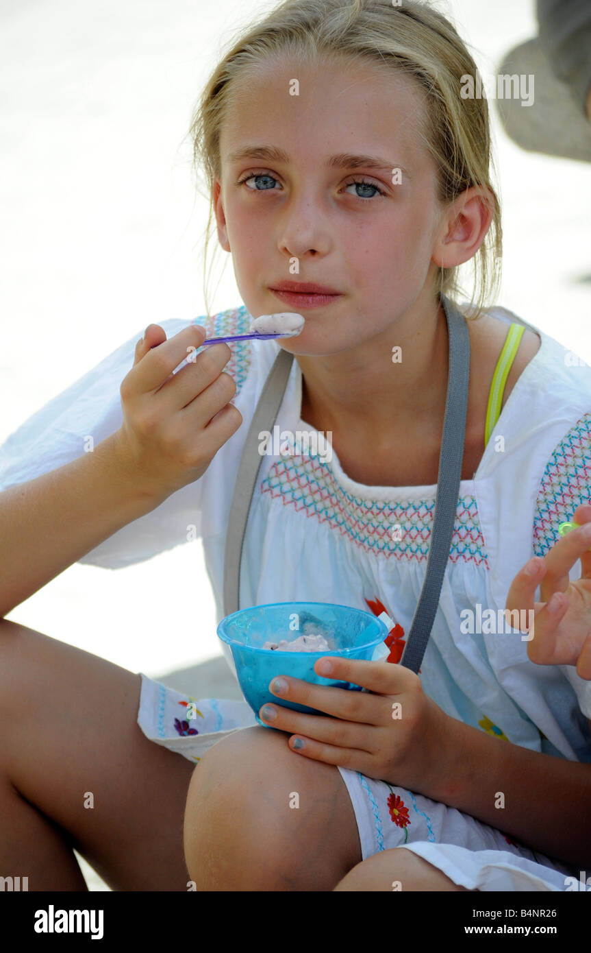 Image libre photo de jeune fille en vacances la consommation de crème glacée d'un bain à remous et lécher par une chaude cuillère Journée italienne à Rome. Banque D'Images