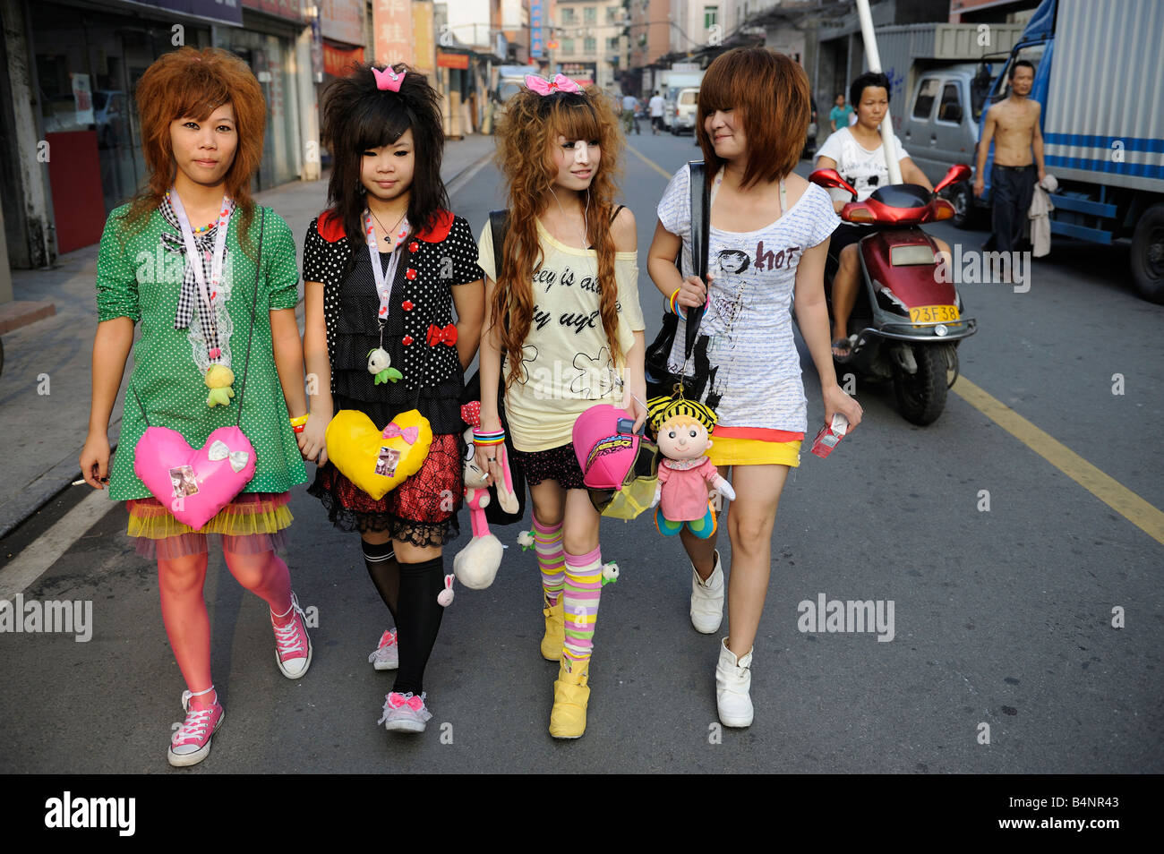 Quatre filles marcher dans une rue de Dongguan, Guangdong, Chine. 20-Sep-2008 Banque D'Images