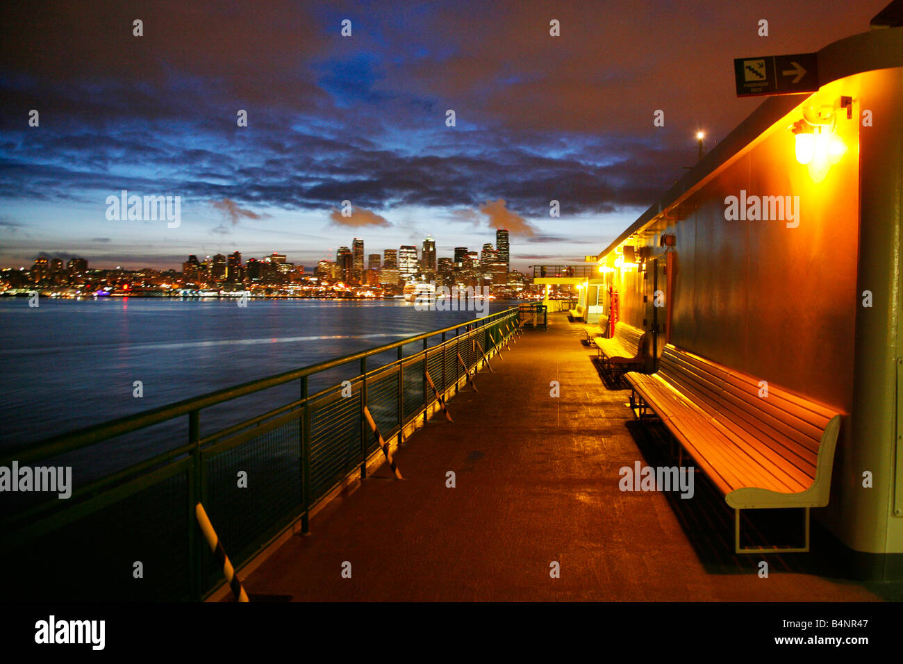 L'aube sur Seattle Downtown skyline de Puget Sound ferry Banque D'Images