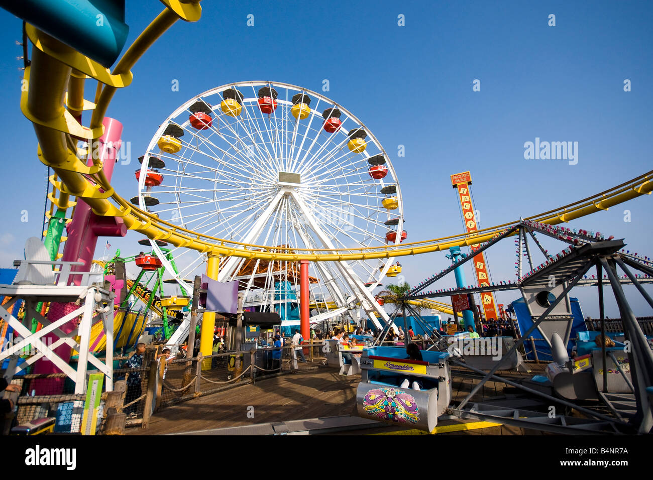 Grande Roue et montagnes russes sur la jetée de Santa Monica, en Californie. Banque D'Images