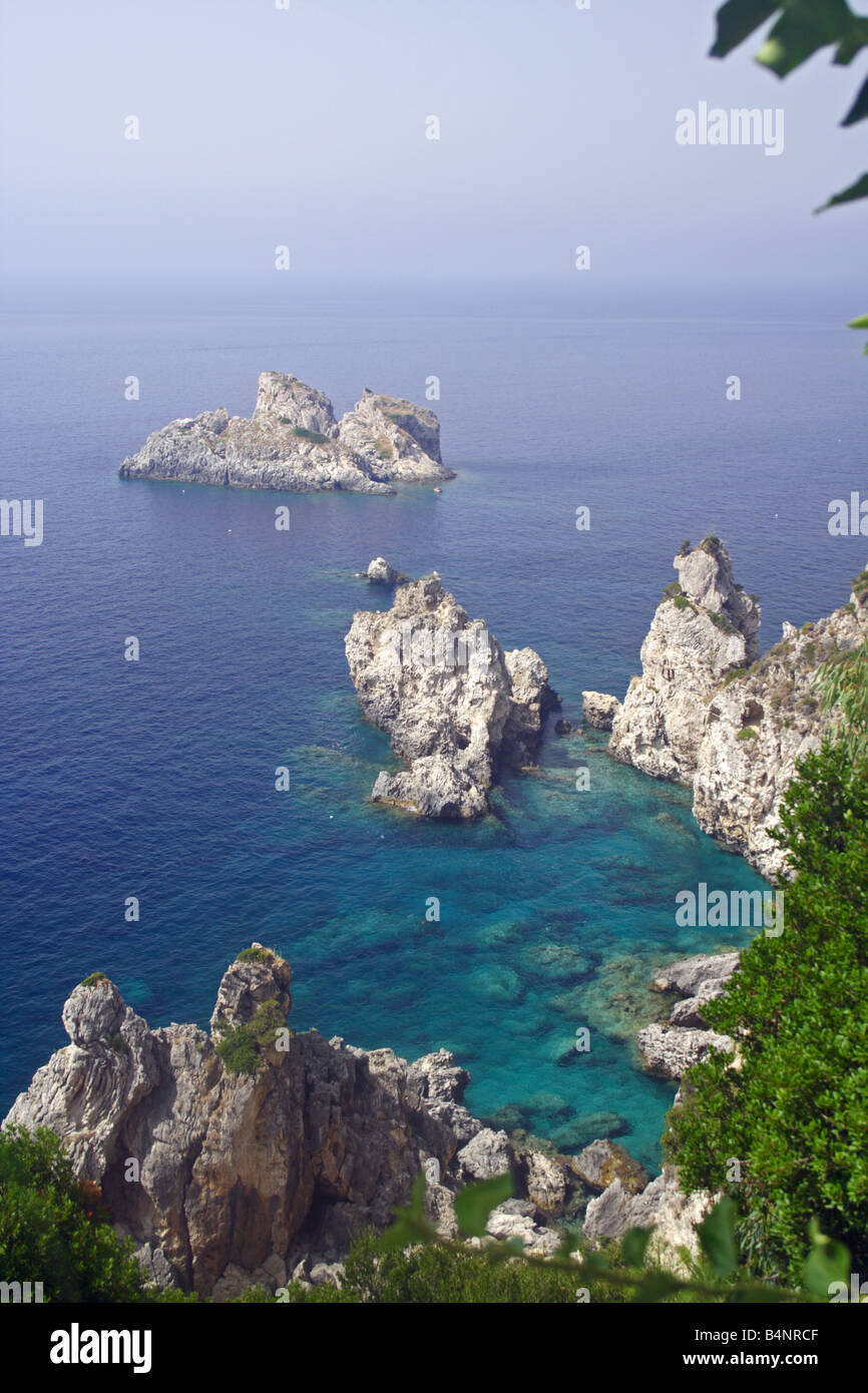 Vue sur la mer depuis une falaise près de Paleokastritsa Banque D'Images