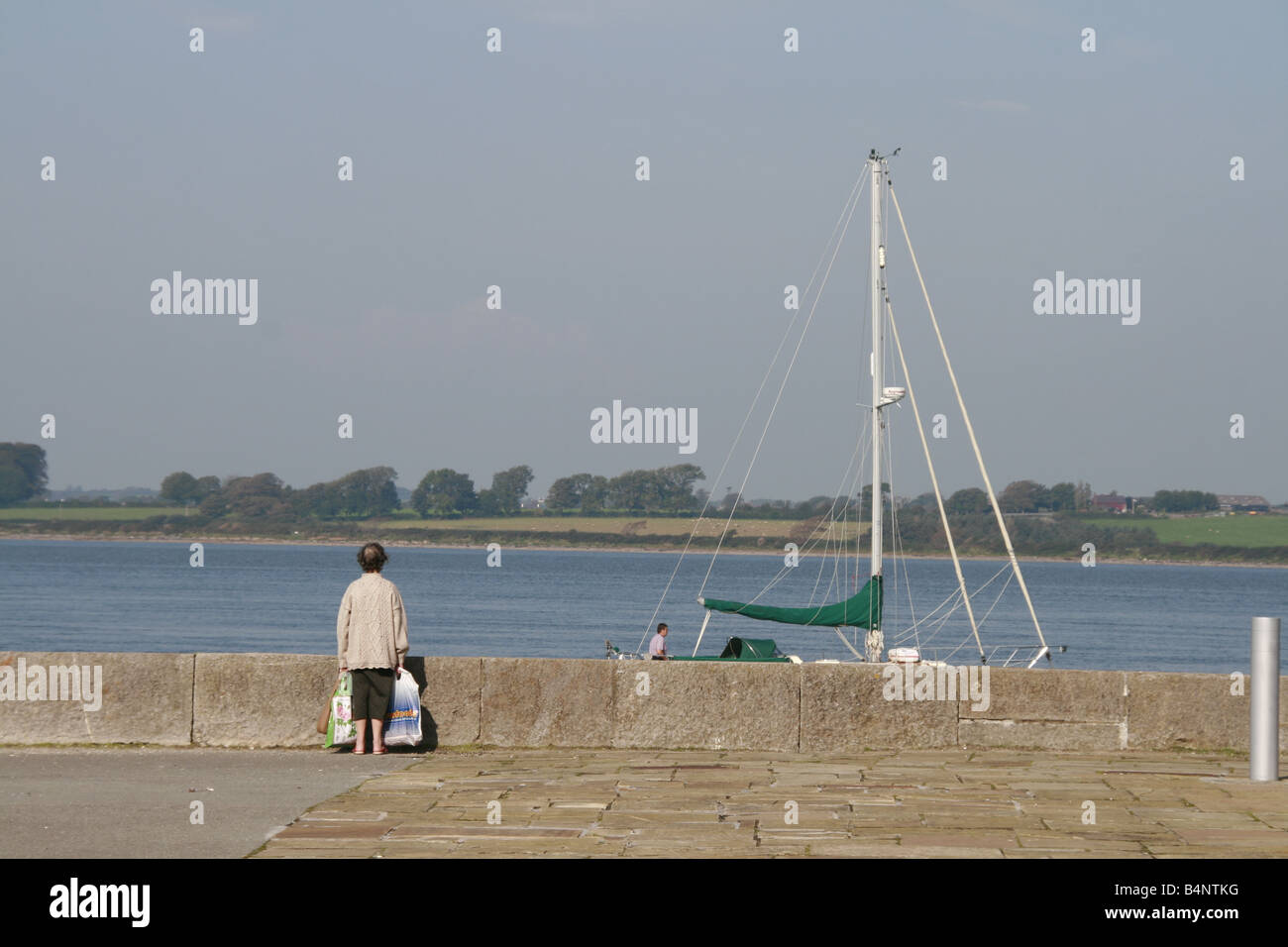 Woman carrying shopping bags à Caernarfon, Pays de Galles Banque D'Images