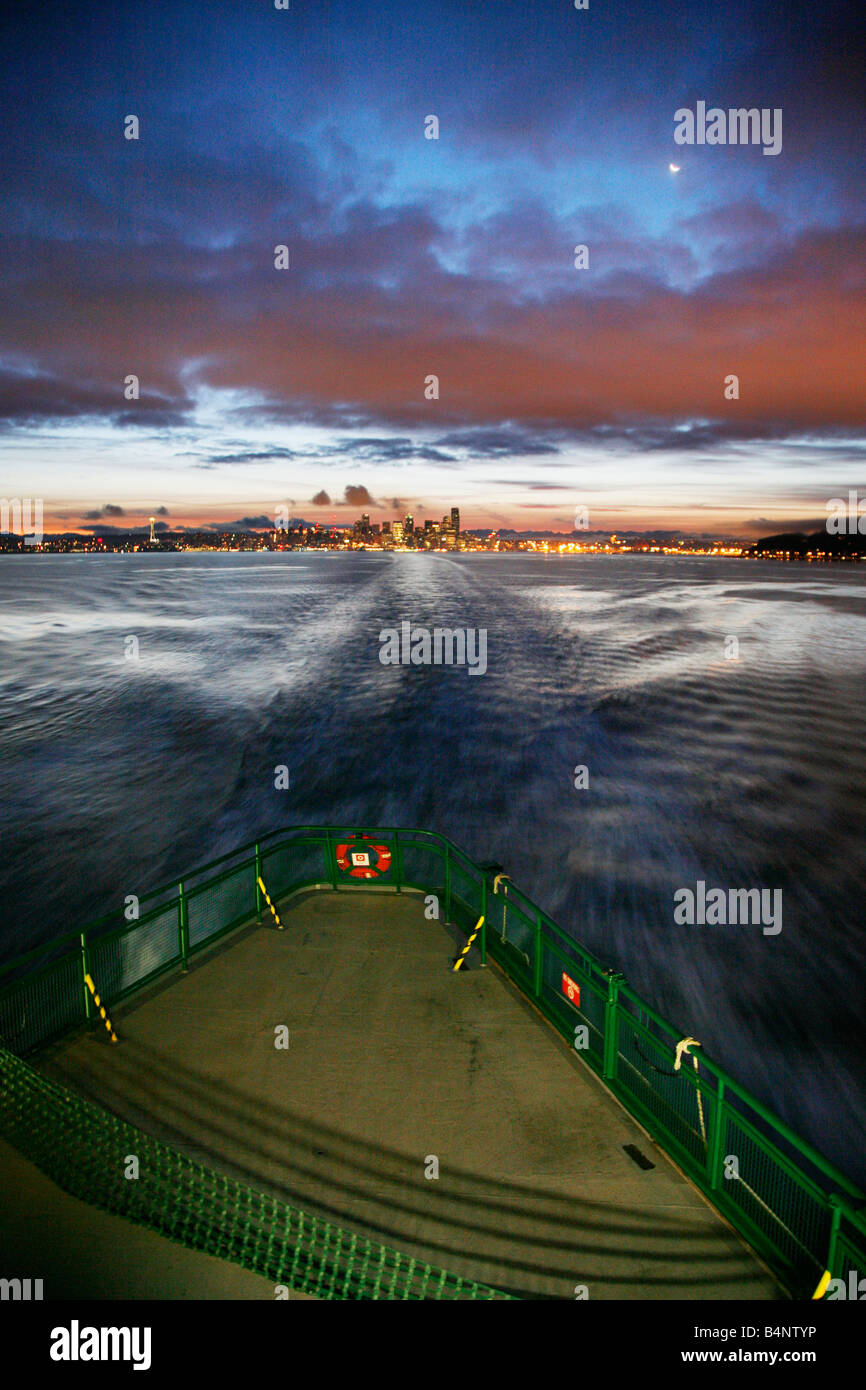 L'aube sur Seattle Downtown skyline , vu de Puget Sound ferry Banque D'Images