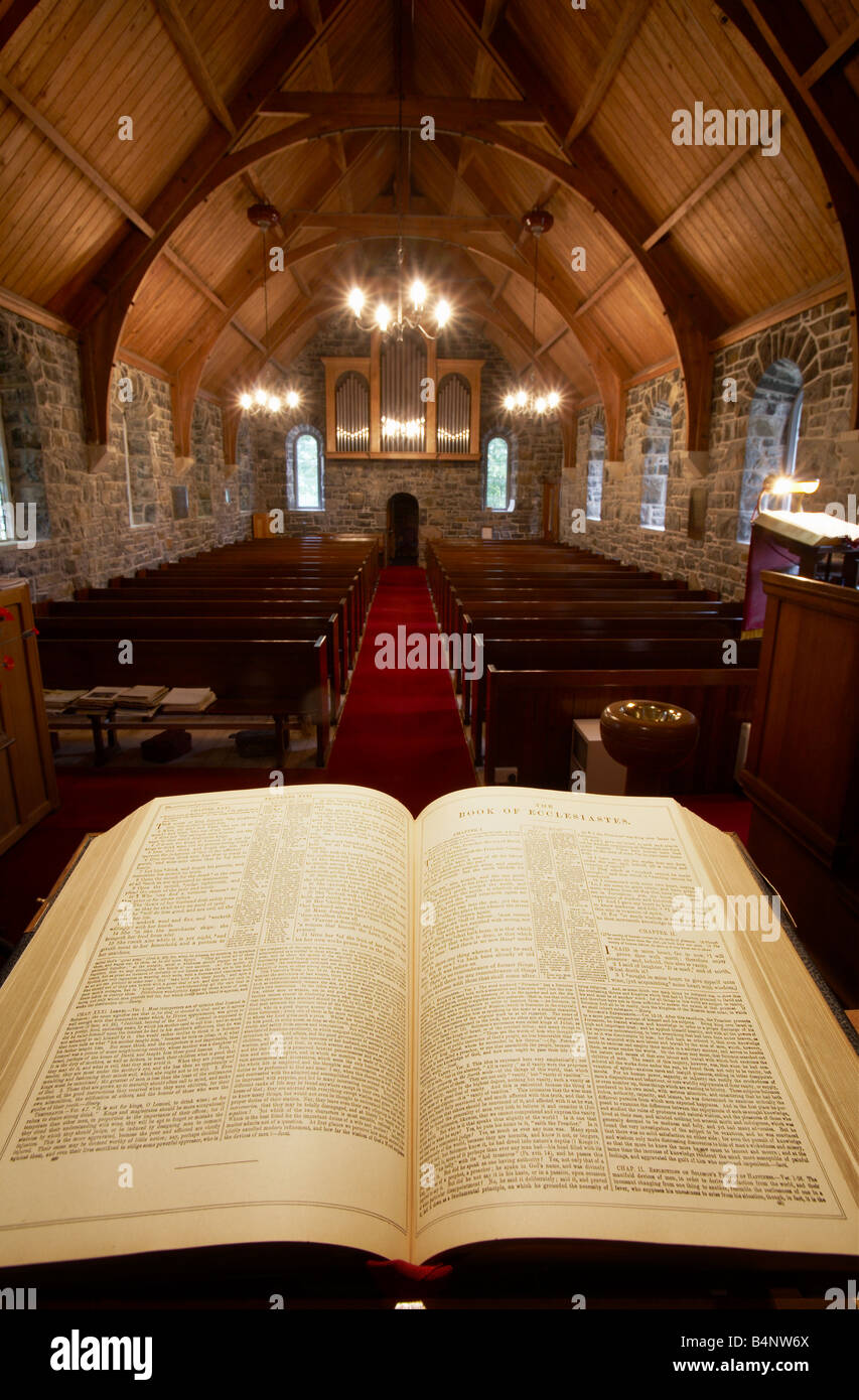 Voir les vicaires de la chaire d'une église à l'abside sur la sainte bible dans l'allée entre les bancs et nulle congrégation Banque D'Images