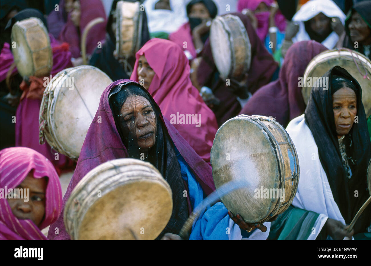 L'Algérie, près de Djanet Touareg annuel festival appelé SBIBA Women playing drum désert du Sahara Banque D'Images