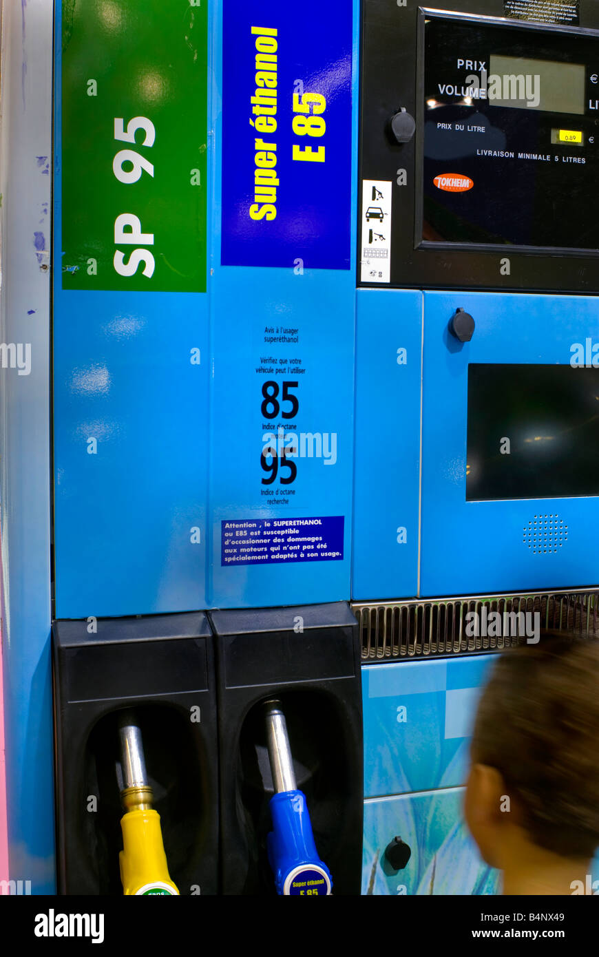 Paris France, gros plan, « carburants alternatifs » pompe à essence française « éthanol 85 » « pompe à essence » biodiesel sur l'écran « pompe à essence » garage Banque D'Images