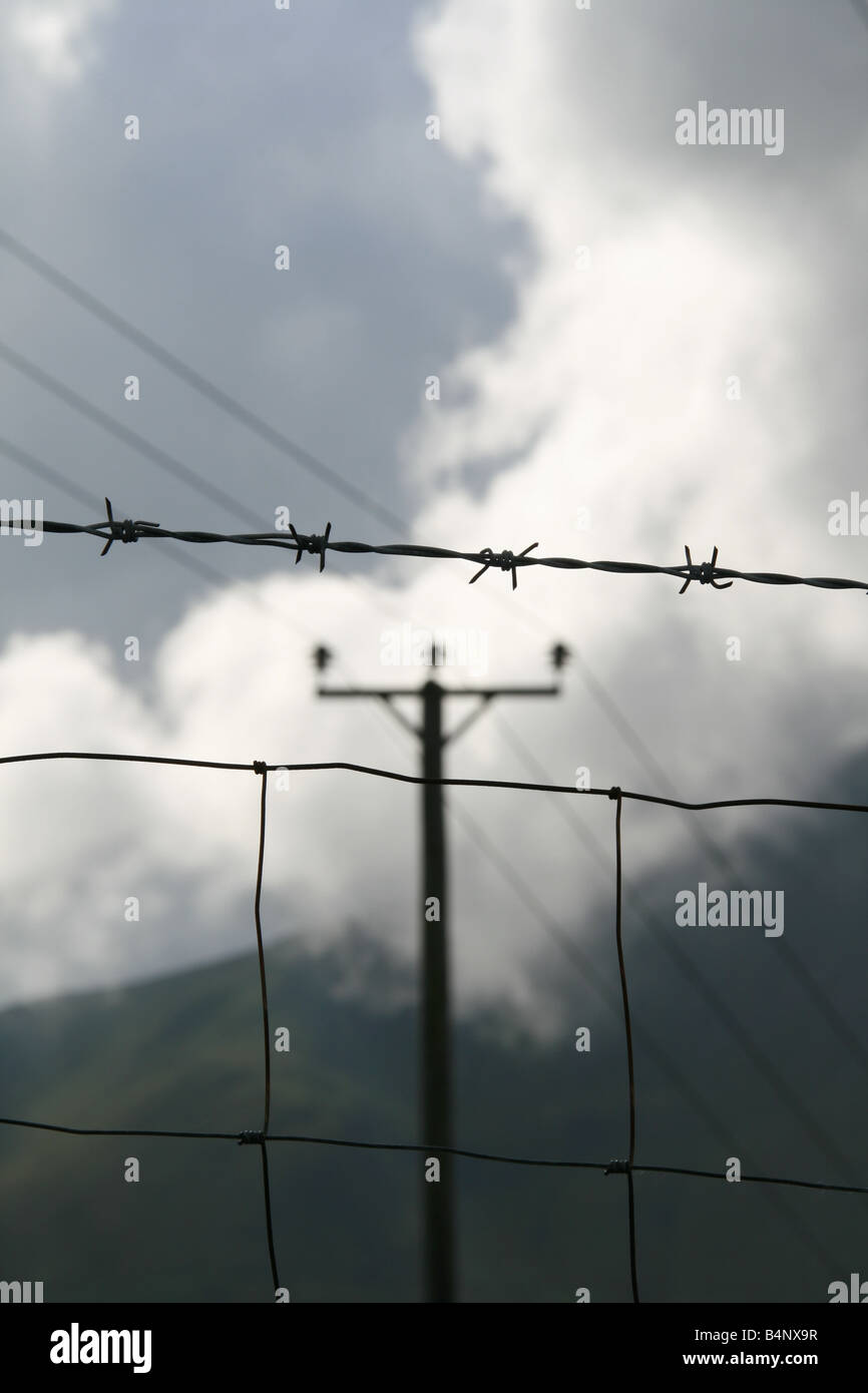 Telegraph pole de l'électricité et les nuages en Galles Banque D'Images