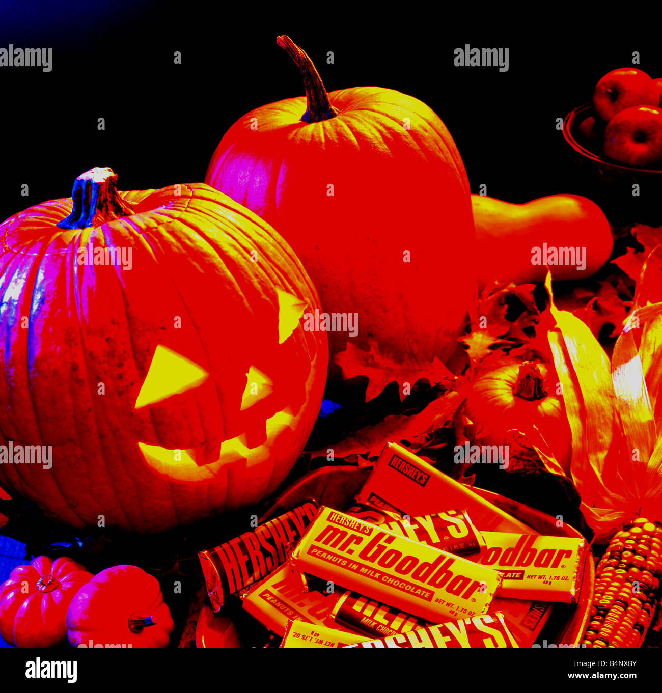 Les courges et citrouilles Halloween avec des bonbons pour le tour ou les streeters Banque D'Images