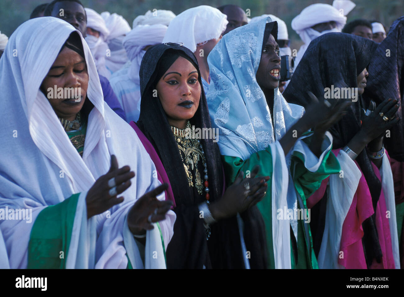 L'Algérie, près de Djanet Touareg annuel festival appelé SBIBA claquements de mains femmes désert du Sahara Banque D'Images