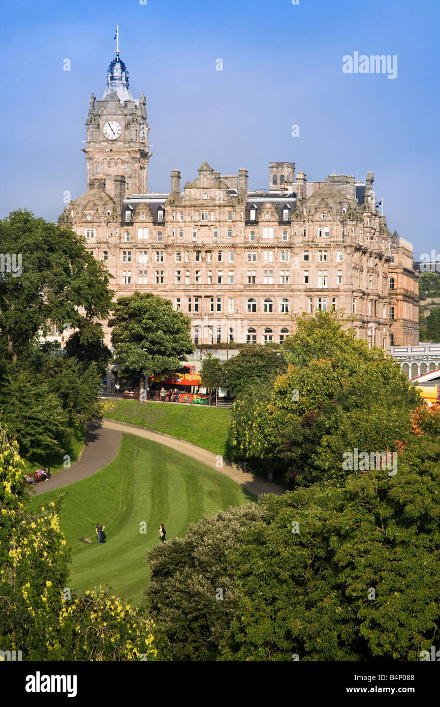 Les jardins de Princes Street et l'Hôtel Balmoral, Ville d'Édimbourg, Écosse. Banque D'Images