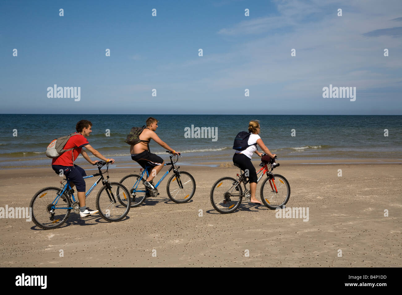 Trois personnes randonnée à vélo sur la plage sur la mer Baltique Pologne Parc national Slowinski Banque D'Images