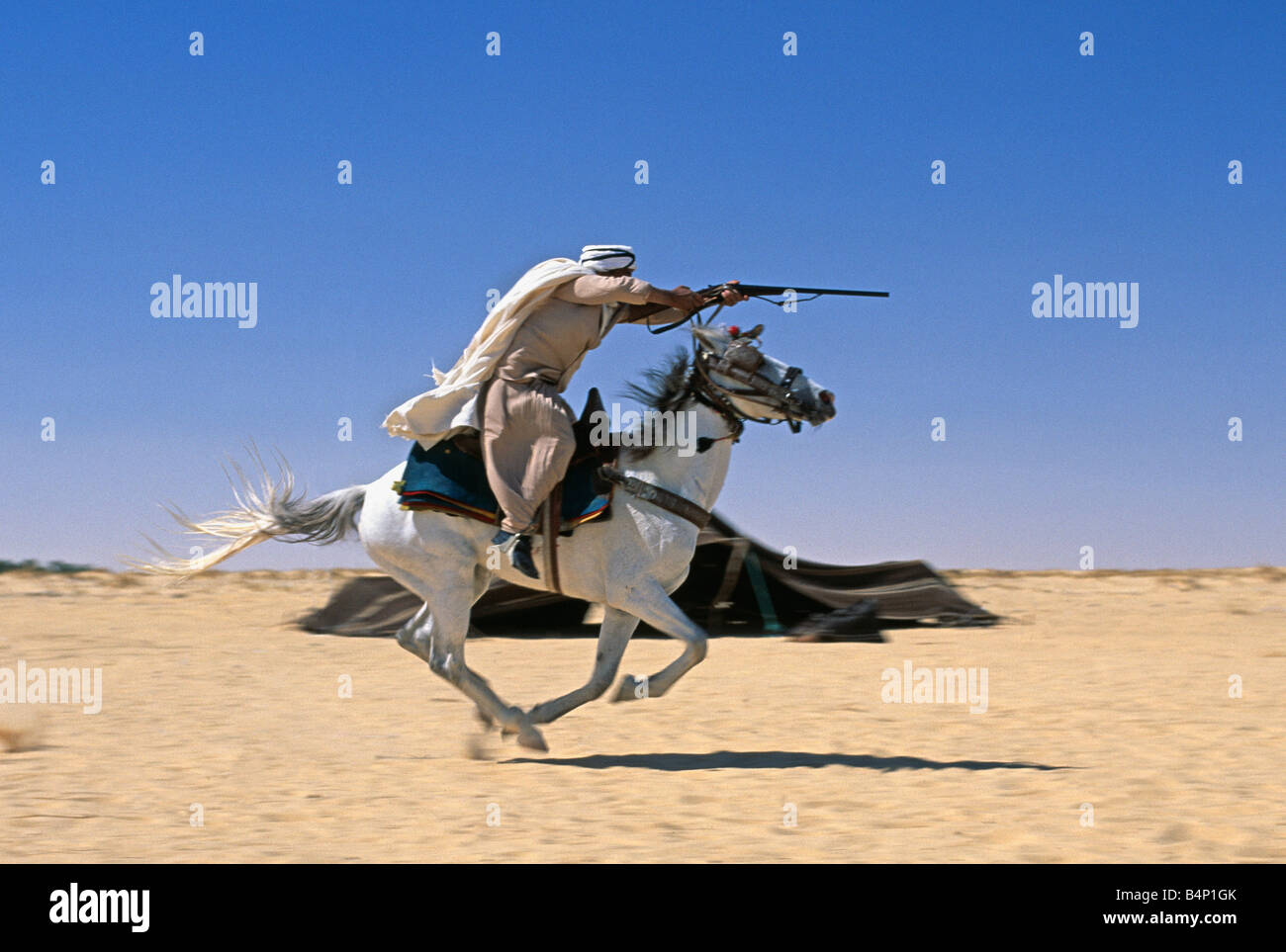 L'Algérie Touggourt homme bédouin sur cheval pendant festival désert du Sahara Banque D'Images