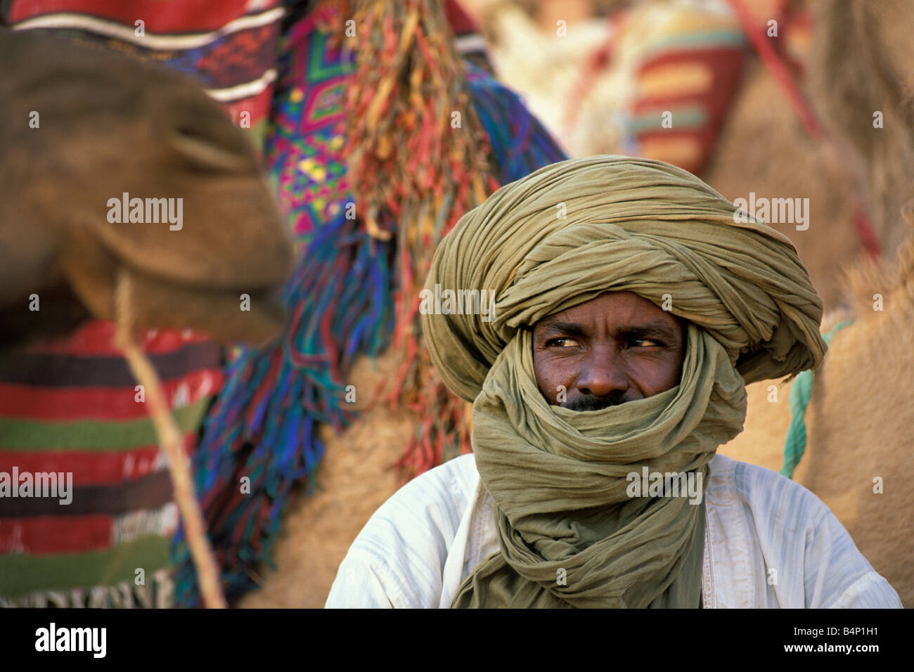 L'Algérie, près de Djanet Sanddunes Homme de tribu Touareg Sahara Banque D'Images