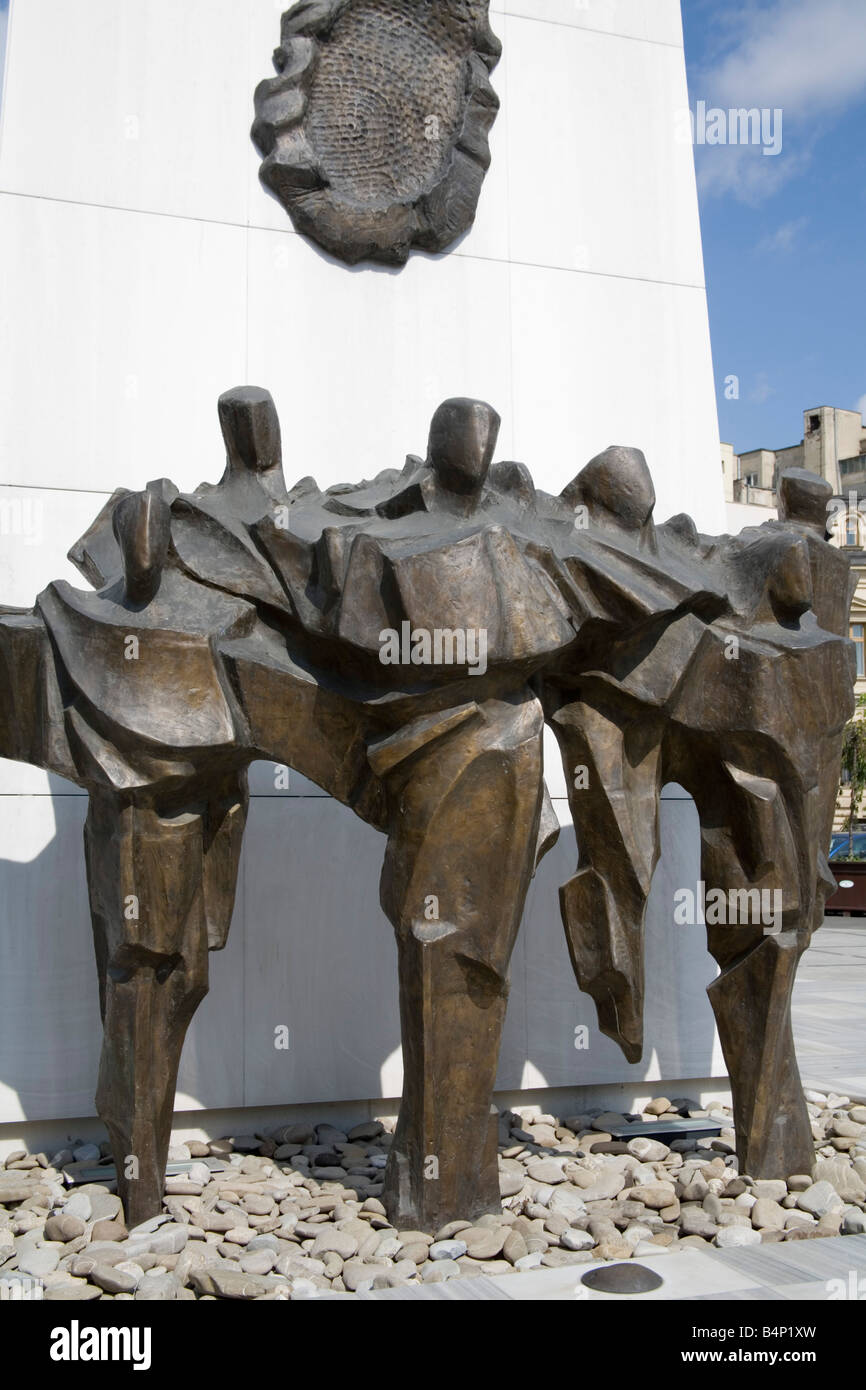 Bucarest Roumanie Europe EU Close up sculptures en bronze à la base du monument de la révolution sur la place de la Révolution à la mémoire de morts tués dans la révolution de 1989 Banque D'Images