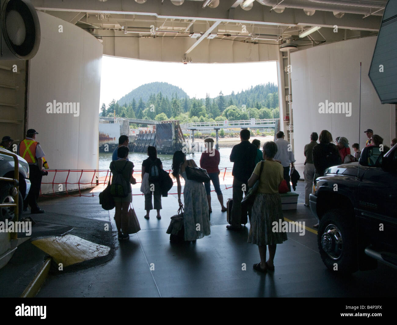 Passagers en attente d'en descendre, s'approchant de la station d'Langdale, ferry à Horseshoe Bay à Gibsons, Colombie-Britannique, Canada Banque D'Images