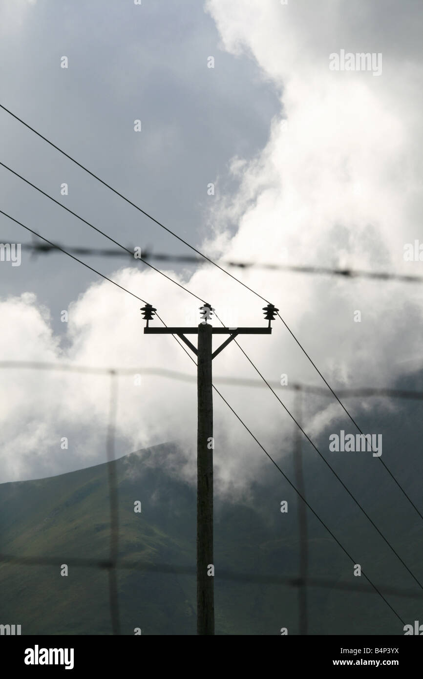 Telegraph pole de l'électricité et les nuages en Galles Banque D'Images