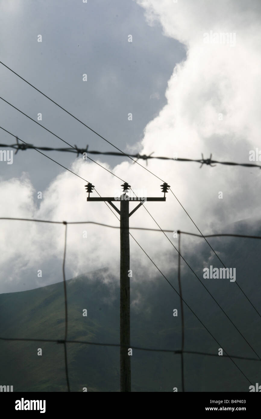 Telegraph pole de l'électricité et les nuages en Galles Banque D'Images