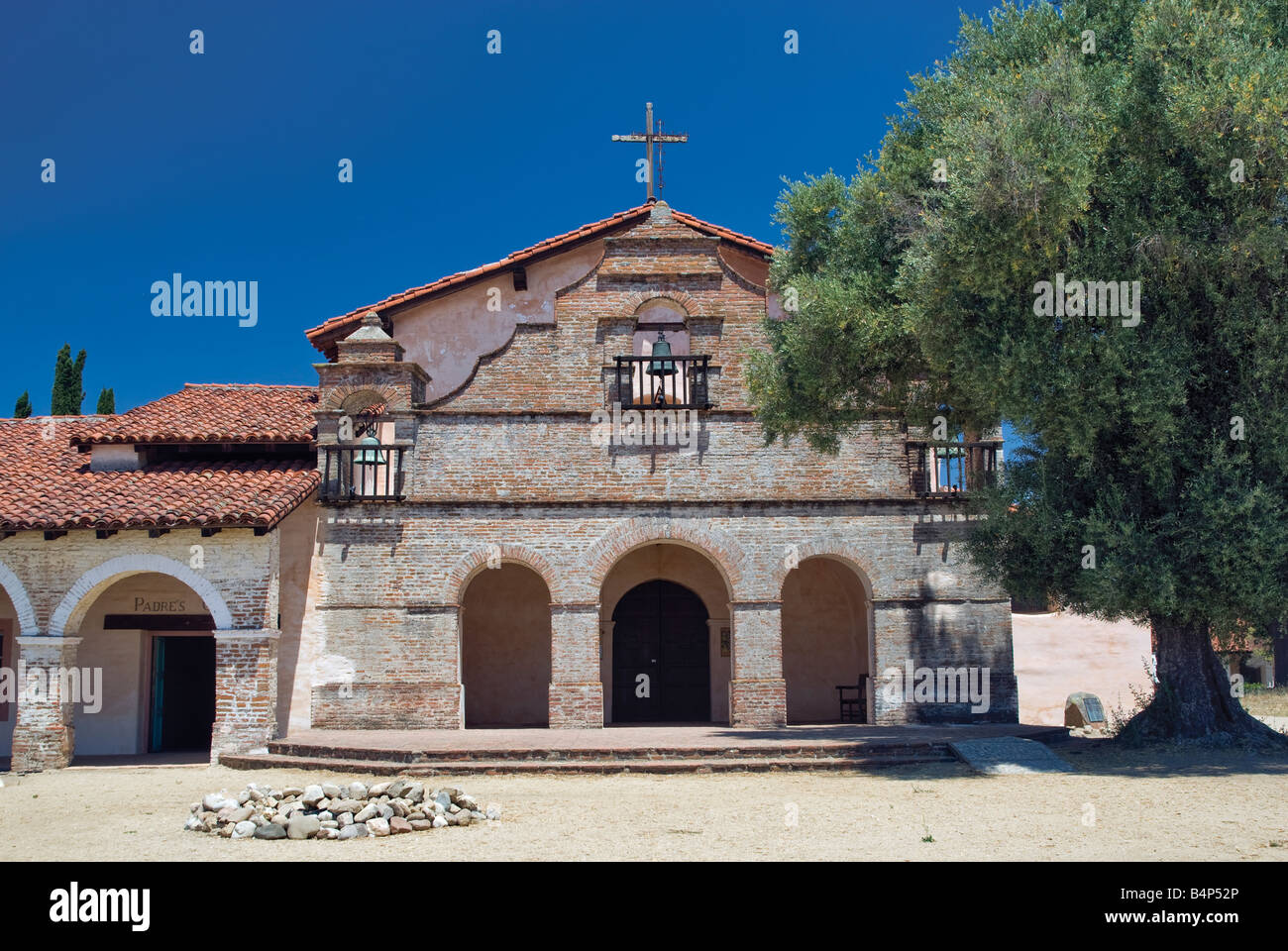Façade de l'église vieil olivier à la mission de San Antonio de Padua à Fort Hunter Liggett près de King City California USA Banque D'Images