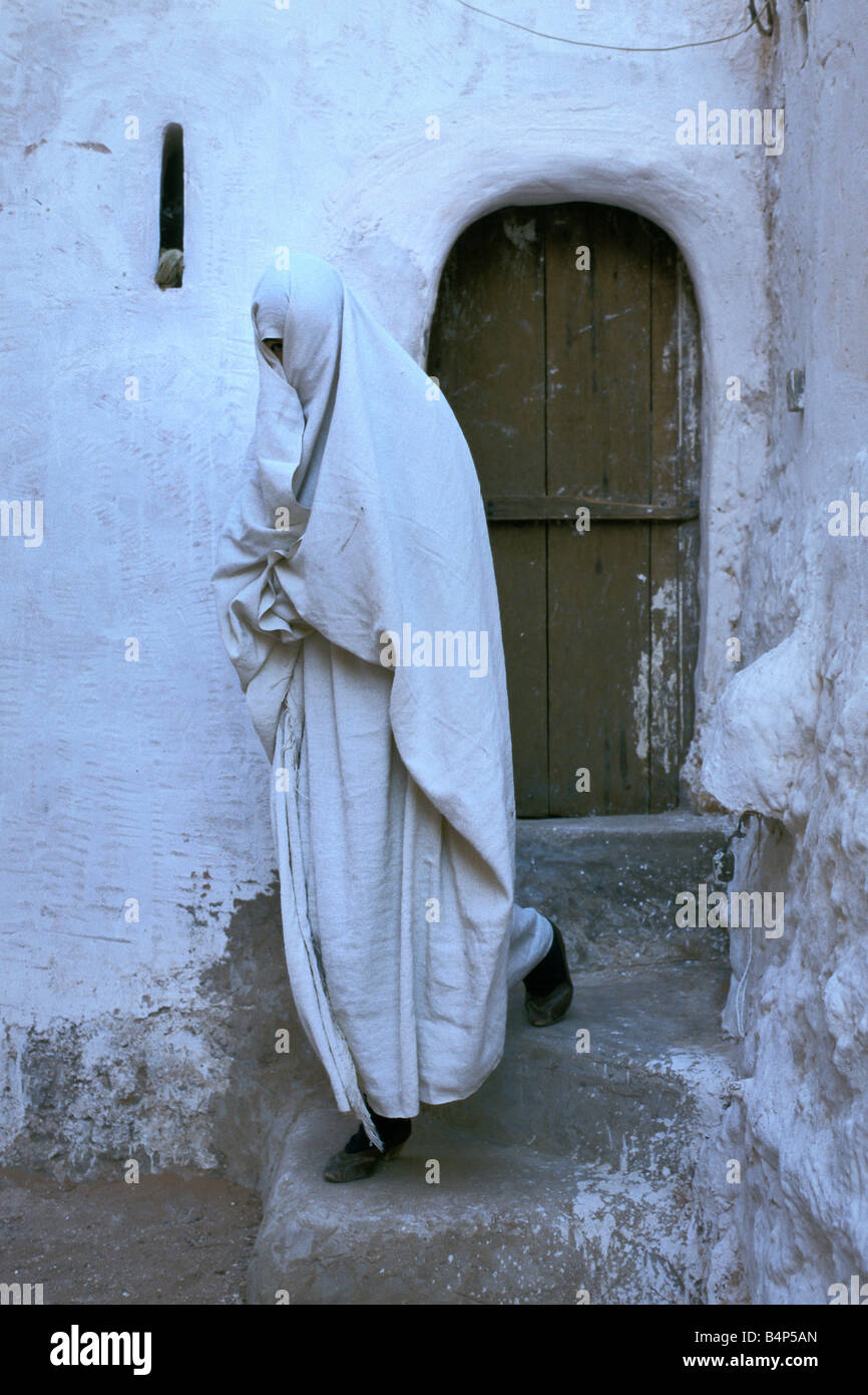 Ghardaia Algérie femme voilée dans la rue désert du Sahara Banque D'Images Ghardaia Algérie femme voilée dans la rue désert du Sahara Banque D'Images