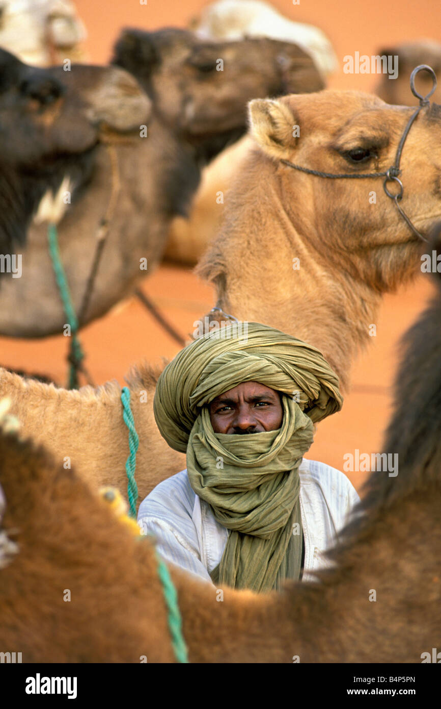 L'Algérie, près de Djanet Sanddunes Homme de tribu Touareg Sahara Banque D'Images